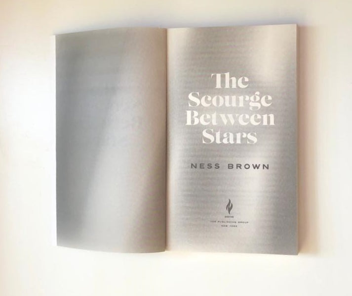 The scourge between stars - Ness Brown (First edition)