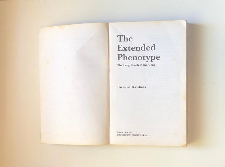 The extended phenotype: The long reach of the gene - Richard Dawkins