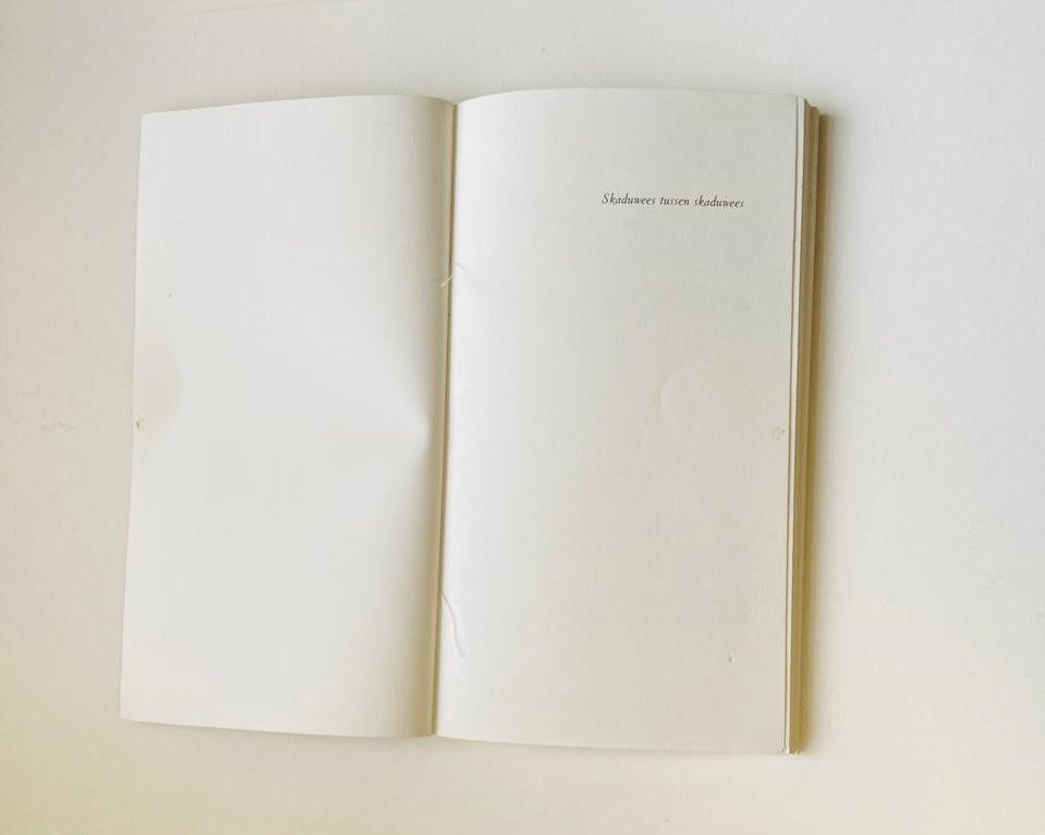 Skaduwees tussen skaduwees - Abraham H. de Vries (First edition)
