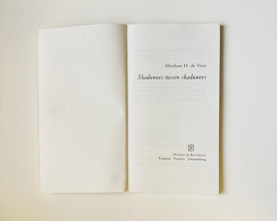 Skaduwees tussen skaduwees - Abraham H. de Vries (First edition)