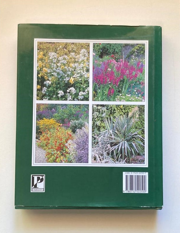 The gardening year - Lance Hattatt