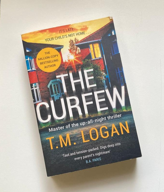 The curfew - T.M. Logan (First UK edition)