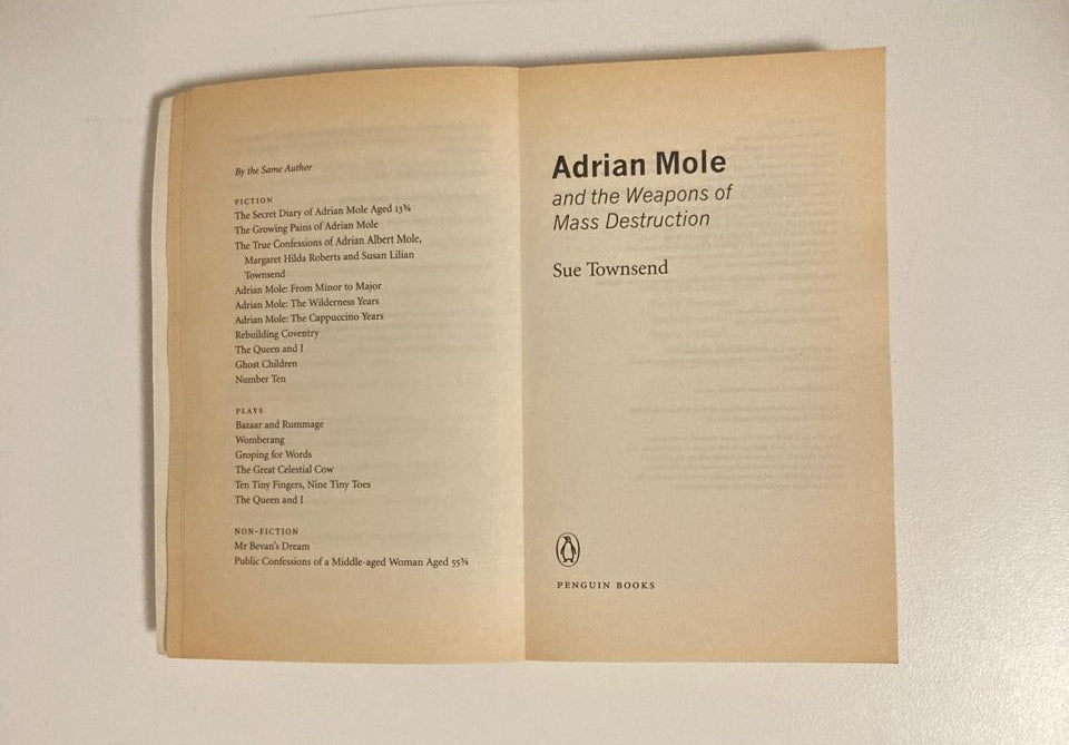 Adrian Mole and the weapons of mass destruction - Sue Townsend (Adrian Mole #6)