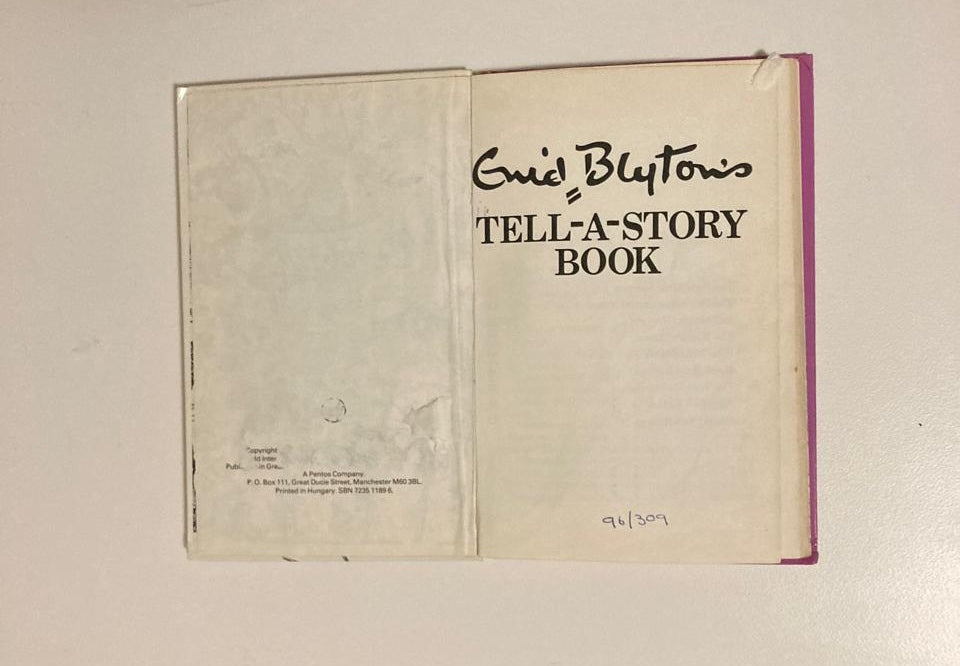 Tell-a-story book: Andrew's robin and other stories - Enid Blyton