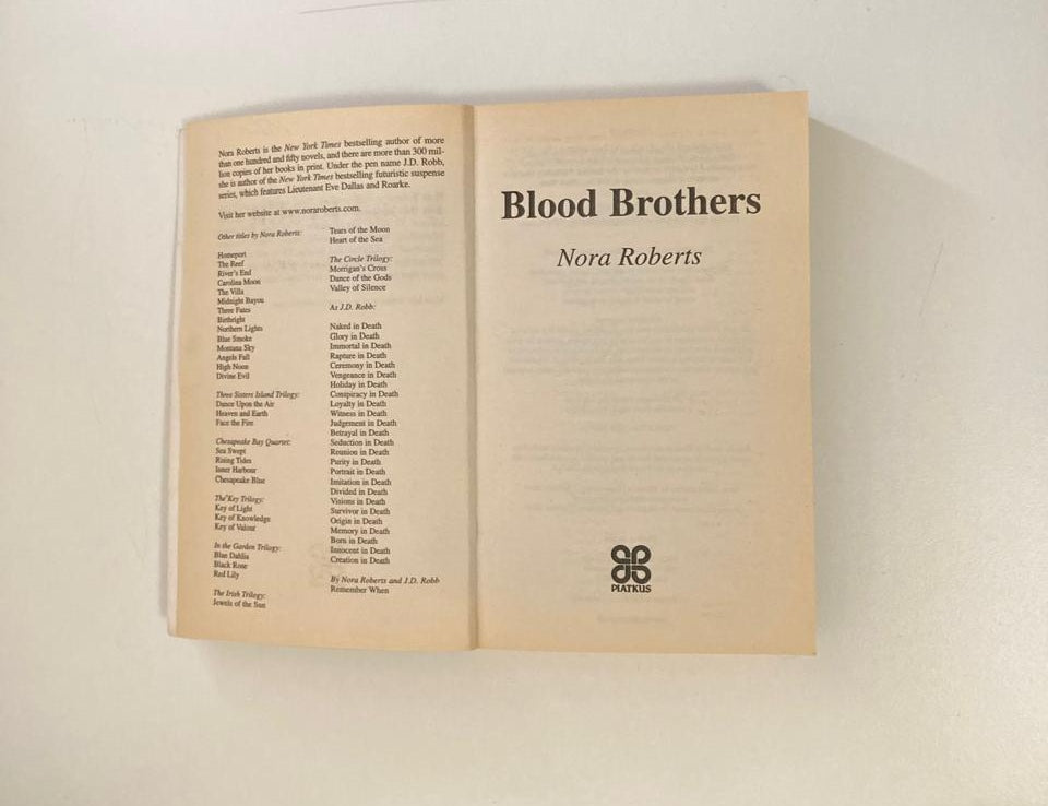 Blood brothers - Nora Roberts (Sign of Seven #1)