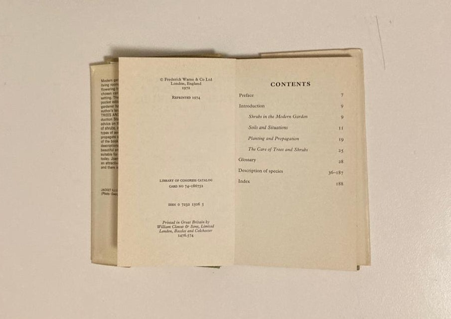 The observer's book of flowering trees & shrubs for gardens - Stanley B. Whitehead