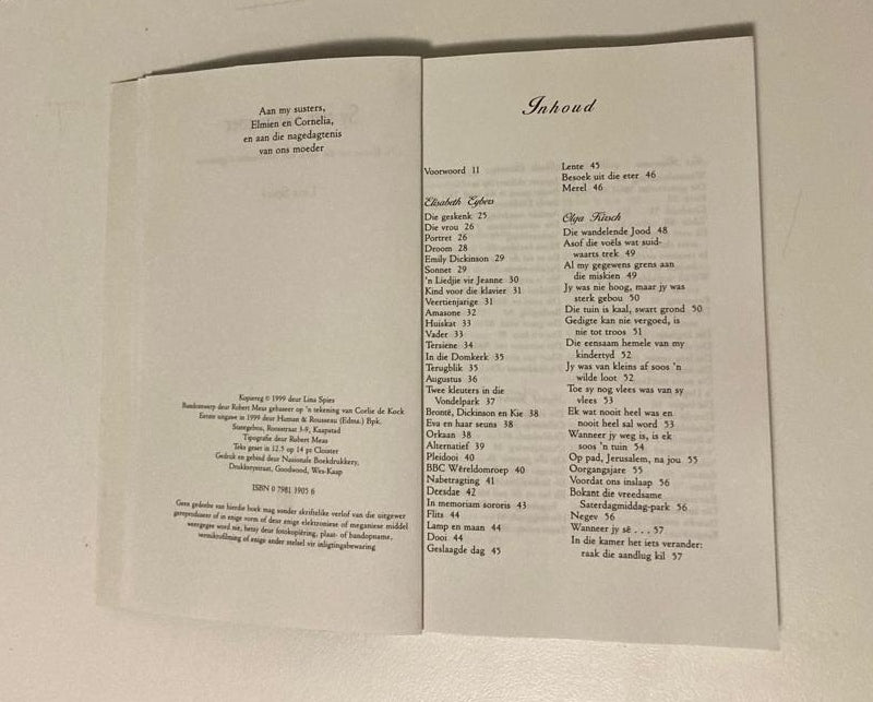 Sy sien webbe roer: ’n Keuse uit die werk van Afrikaanse digteresse saamgestel deur Lina Spies (First edition)