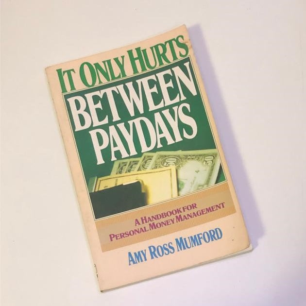 It only hurts between paydays: A handbook for personal money management - Amy Ross Mumford