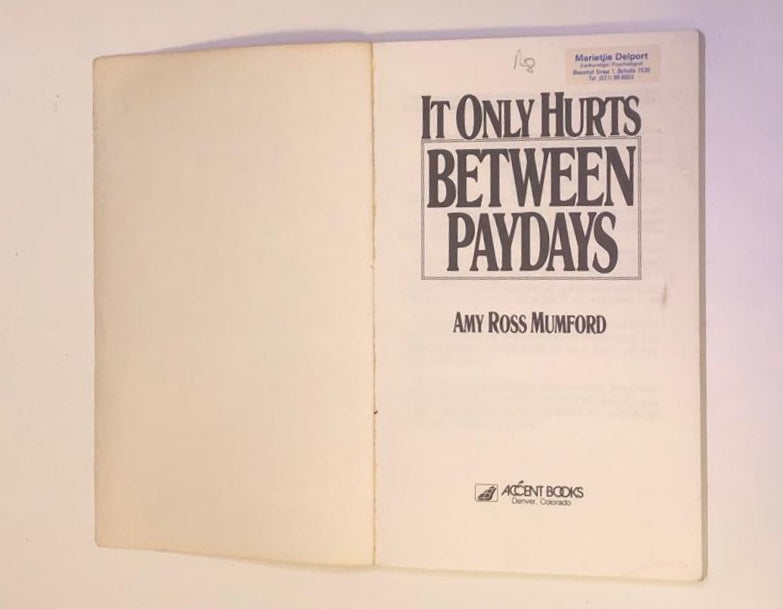 It only hurts between paydays: A handbook for personal money management - Amy Ross Mumford