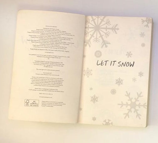 Let it snow: Three holiday romances - John Green, Maureen Johnson and Lauren Myracle