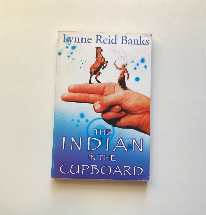 The Indian in the cupboard - Lynne Reid Banks (The Indian in the Cupboard #1)