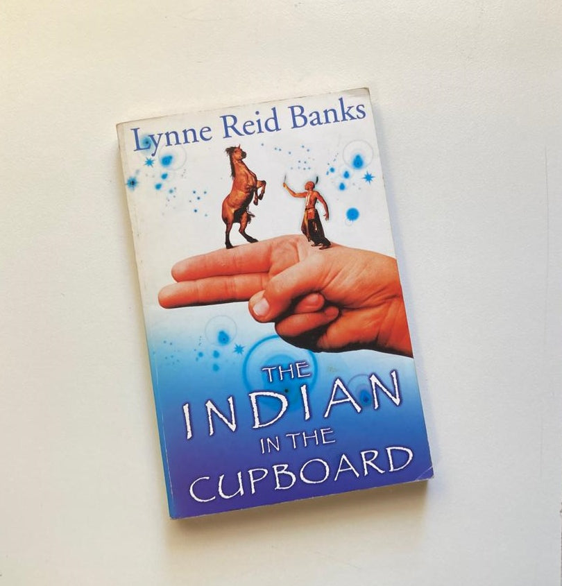 The Indian in the cupboard - Lynne Reid Banks (The Indian in the Cupboard #1)