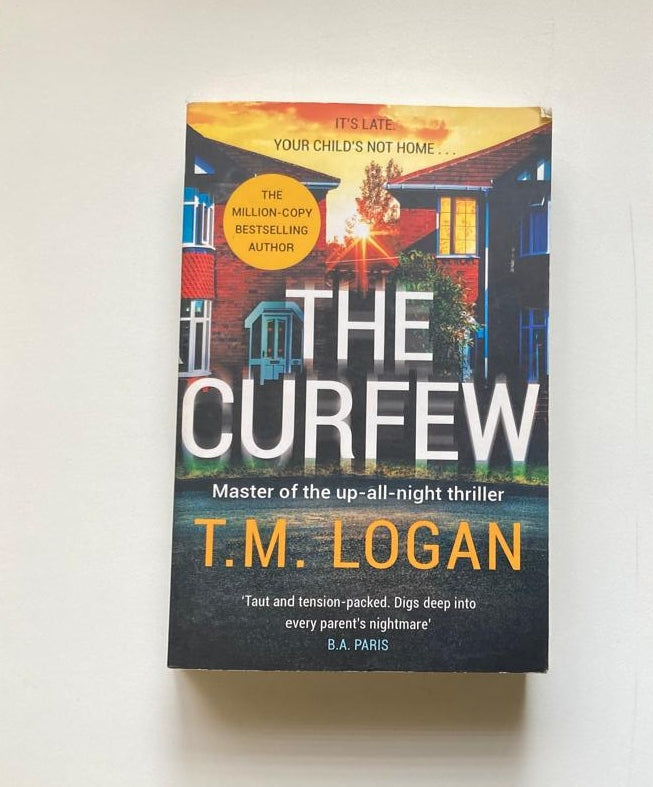 The curfew - T.M. Logan (First UK edition)