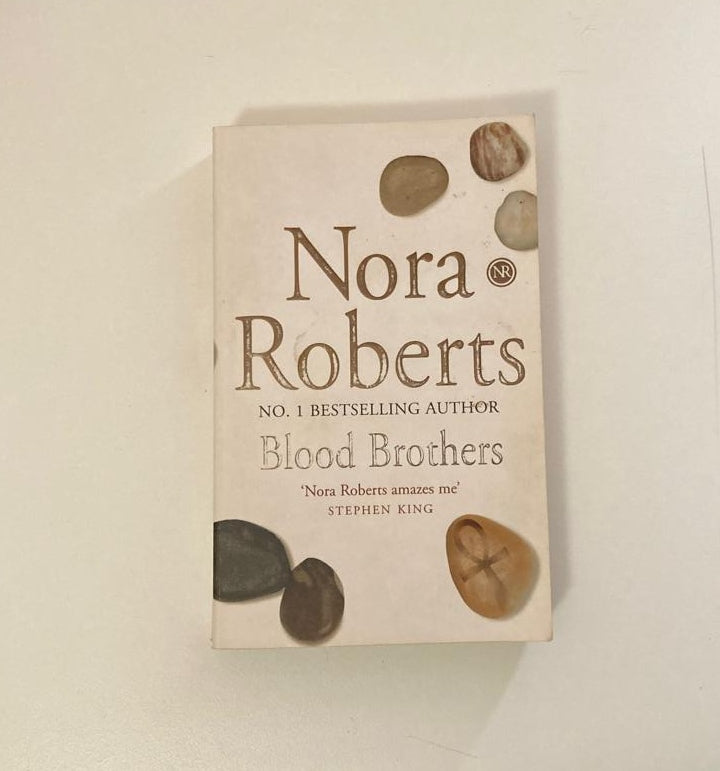 Blood brothers - Nora Roberts (Sign of Seven #1)