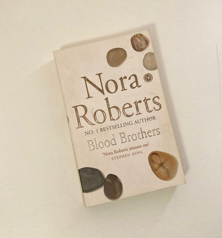 Blood brothers - Nora Roberts (Sign of Seven #1)