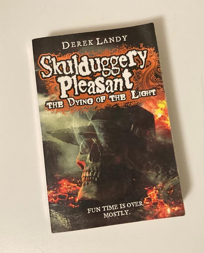 The dying of the light - Derek Landy (Skulduggery Pleasant #9)