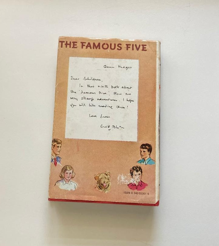 Five fall into adventure - Enid Blyton (The Famous Five #9)