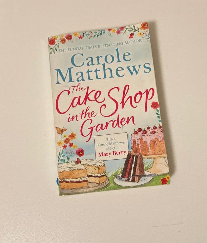 The cake shop in the garden - Carole Matthews