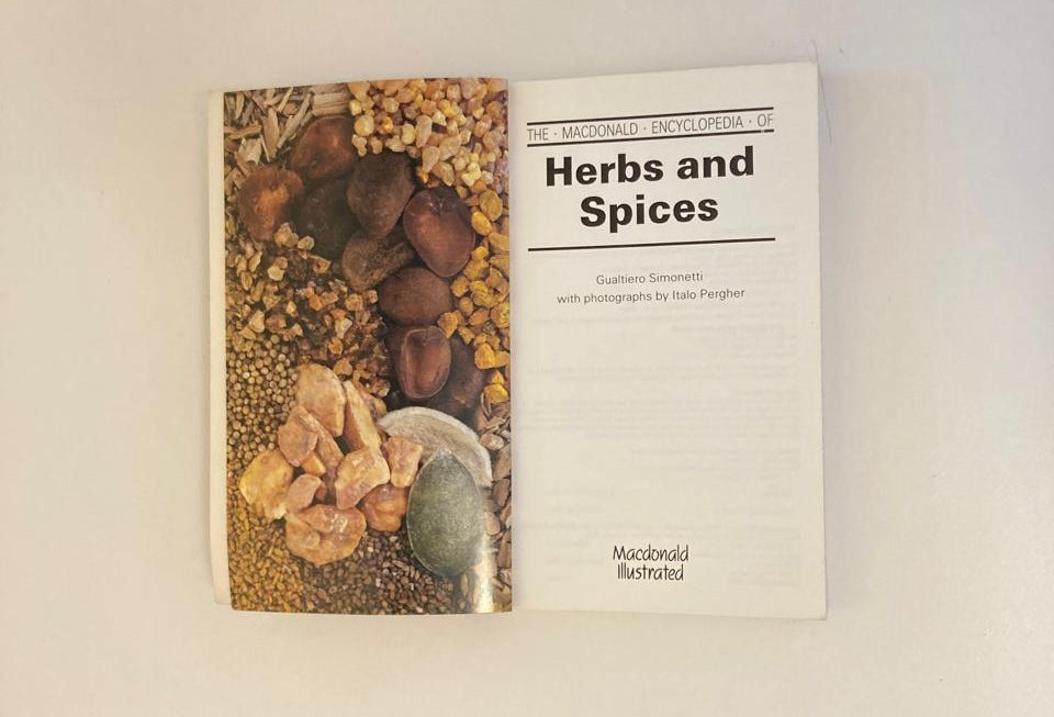 The MacDonald Encyclopedia of Herbs and Spices - Gualtiero Simonetti