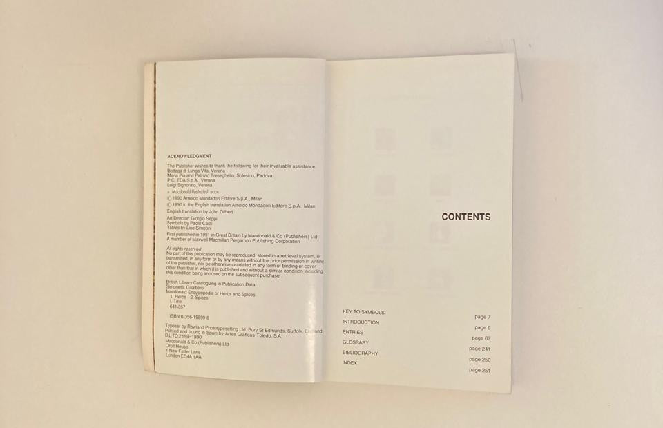The MacDonald Encyclopedia of Herbs and Spices - Gualtiero Simonetti