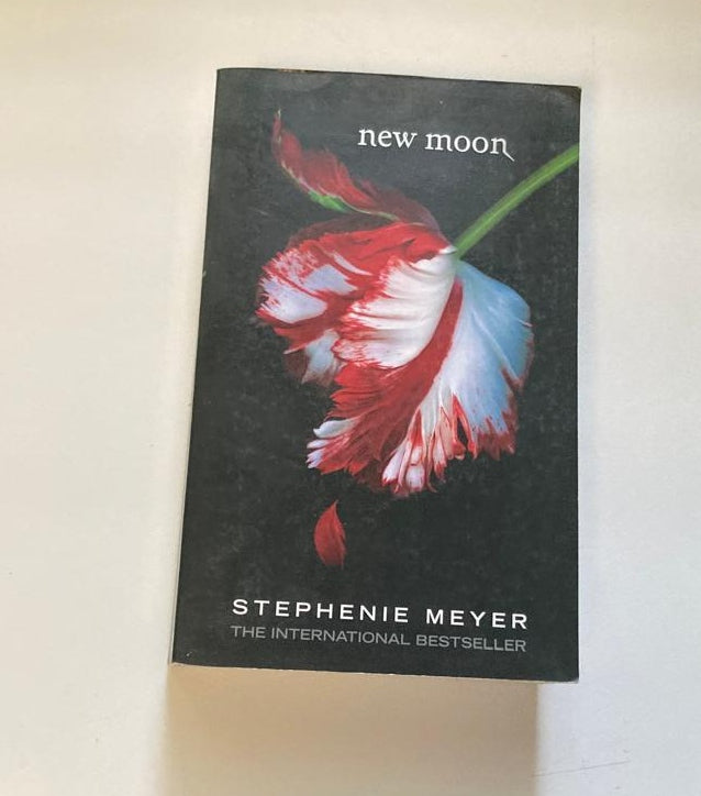 New moon - Stephenie Meyer (The Twilight Saga #2)