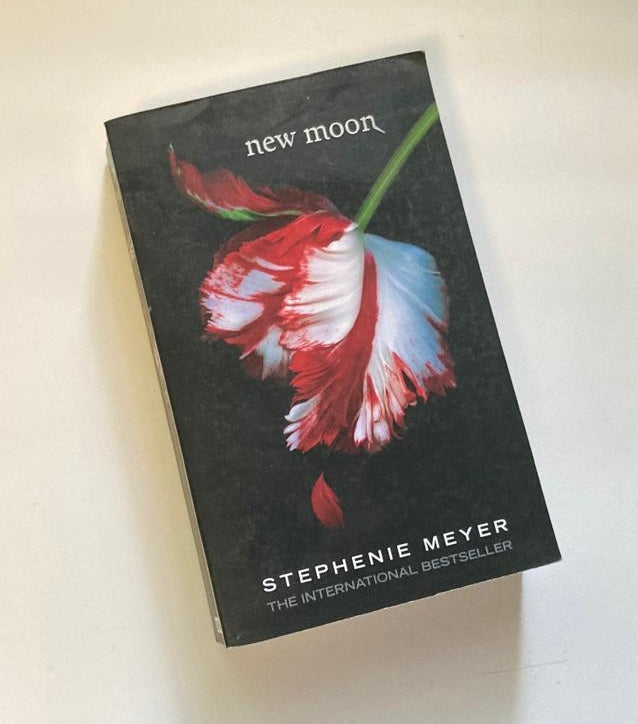 New moon - Stephenie Meyer (The Twilight Saga #2)