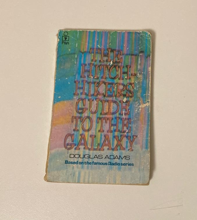 The hitch hiker's guide to the galaxay - Douglas Adams (The Hitch hiker’s Guide to the Galaxy #1)