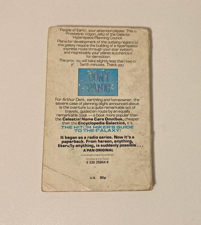 The hitch hiker's guide to the galaxay - Douglas Adams (The Hitch hiker’s Guide to the Galaxy #1)