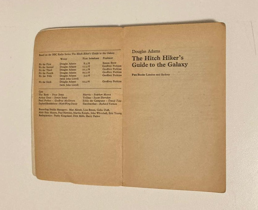 The hitch hiker's guide to the galaxay - Douglas Adams (The Hitch hiker’s Guide to the Galaxy #1)