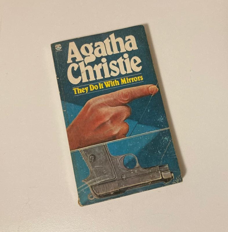 They do it with mirrors - Agatha Christie (Miss Marple #5)