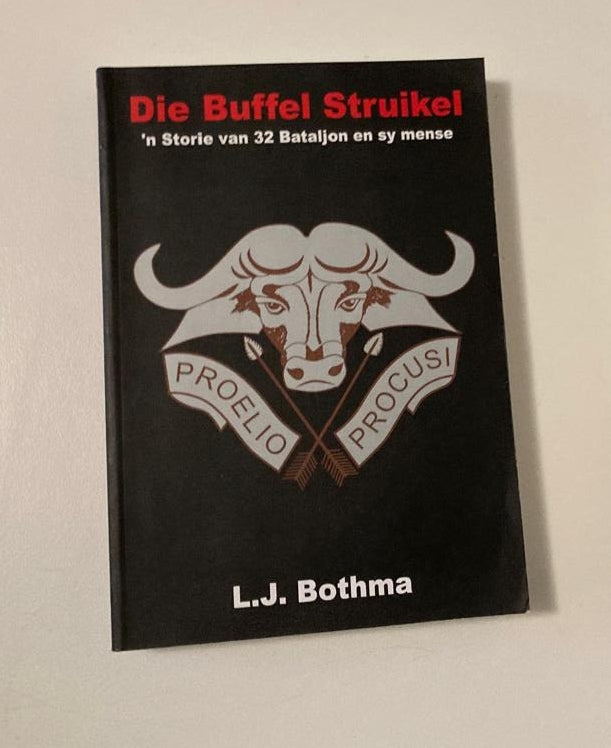 Die buffel struikel: ’n Storie van 32 Bataljon en sy mense - L.J. Bothma (Rare)