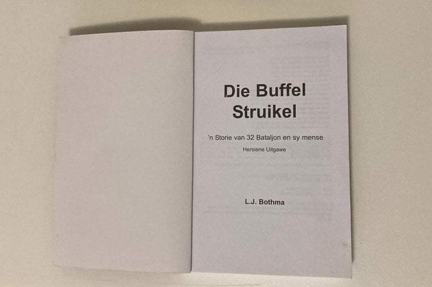 Die buffel struikel: ’n Storie van 32 Bataljon en sy mense - L.J. Bothma (Rare)