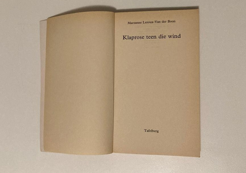 Klaprose teen die wind - Marzanne Leroux-van der Boon