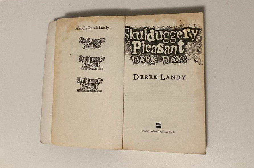 Dark days - Derek Landy (Skulduggery Pleasant #4)