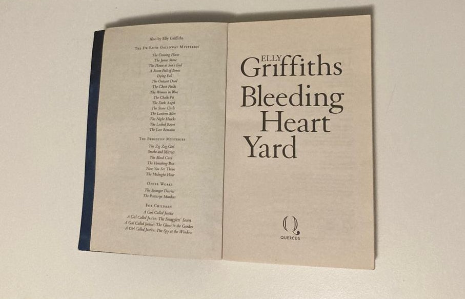 Bleeding heart yard - Elly Griffiths (Harbinder Kaur #3)