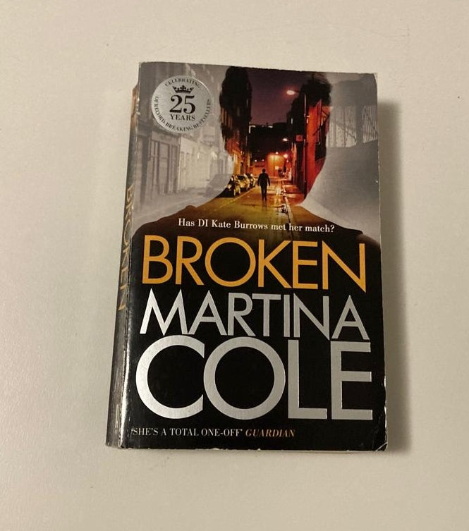 Broken - Martina Cole (DI Kate Burrows #2)
