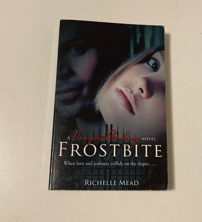 Frostbite - Richelle Mead (Vampire Academy #2)