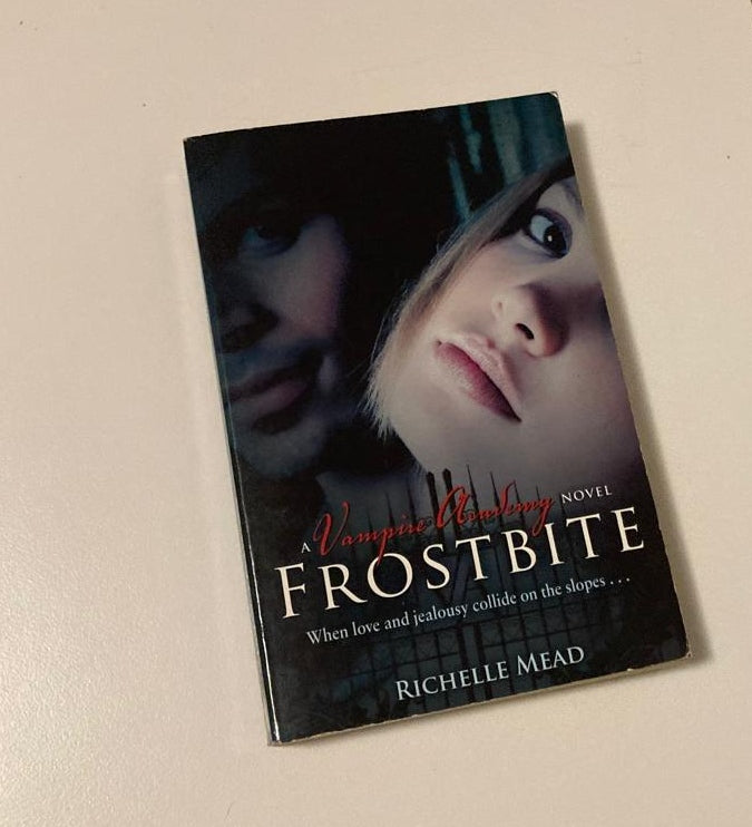 Frostbite - Richelle Mead (Vampire Academy #2)