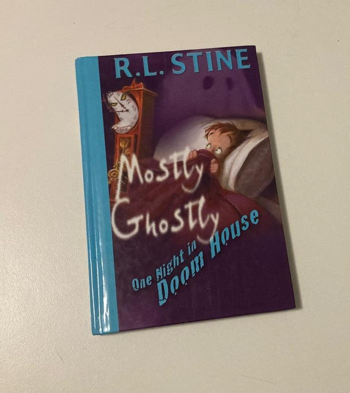 Mostly ghostly: One night in doom house - R.L. Stine (Mostly Ghostly #3)