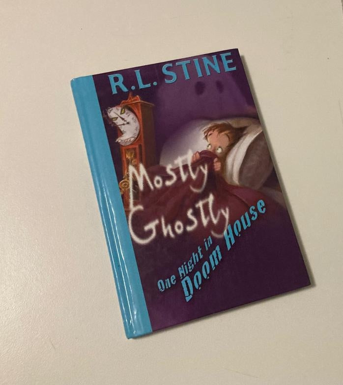 Mostly ghostly: One night in doom house - R.L. Stine (Mostly Ghostly #3)