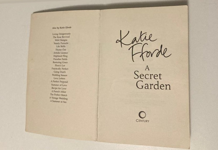 A secret garden - Katie Fforde (First edition)