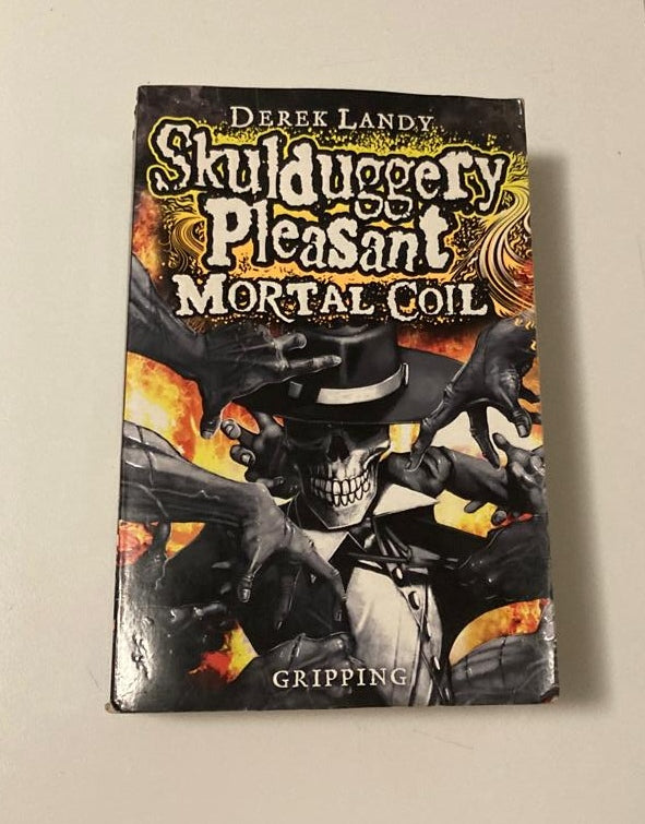 Mortal coil - Derek Landy (First UK edition; Skulduggery Pleasant #5)