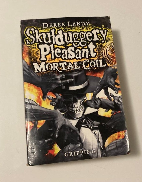 Mortal coil - Derek Landy (First UK edition; Skulduggery Pleasant #5)