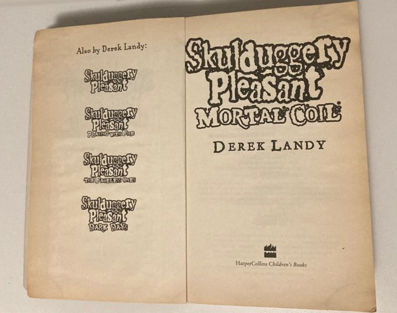 Mortal coil - Derek Landy (First UK edition; Skulduggery Pleasant #5)
