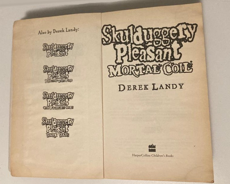 Mortal coil - Derek Landy (First UK edition; Skulduggery Pleasant #5)
