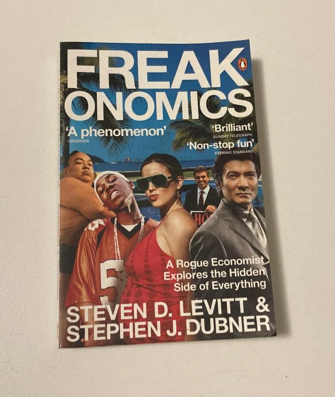 Freakonomics: A rogue economist explores the hidden side of everything - Steven D. Levitt & Stephen J. Dubner (Freakonomics #1)