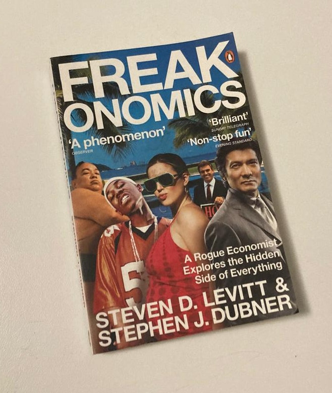 Freakonomics: A rogue economist explores the hidden side of everything - Steven D. Levitt & Stephen J. Dubner (Freakonomics #1)