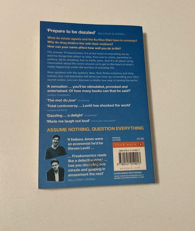 Freakonomics: A rogue economist explores the hidden side of everything - Steven D. Levitt & Stephen J. Dubner (Freakonomics #1)