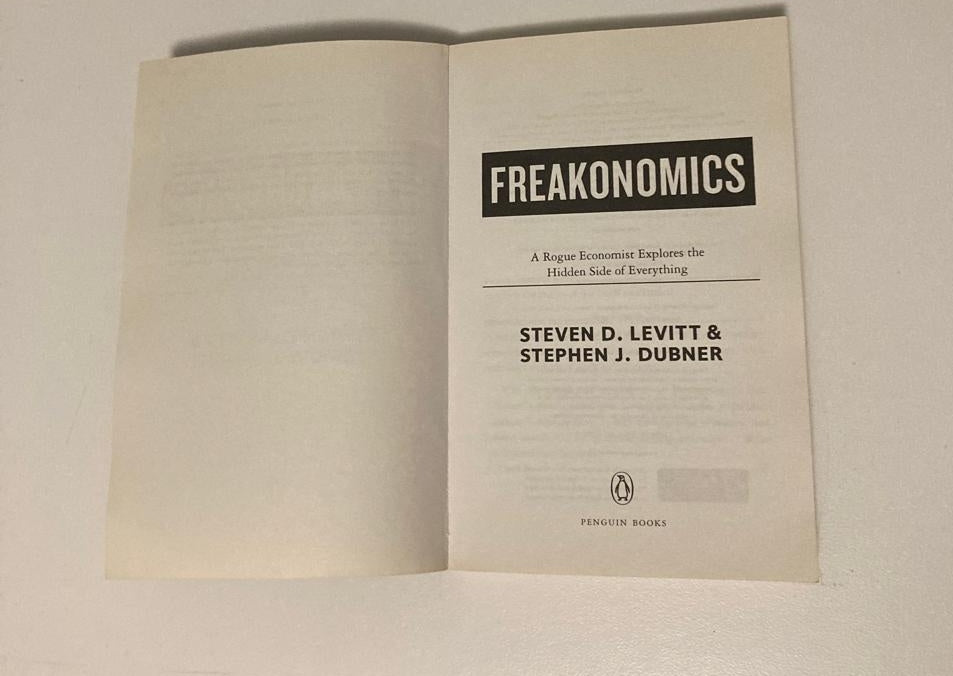 Freakonomics: A rogue economist explores the hidden side of everything - Steven D. Levitt & Stephen J. Dubner (Freakonomics #1)