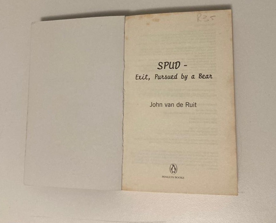 Spud - exit, pursued by a bear - John van de Ruit (Spud #4)